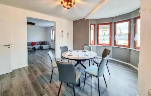 2 Bedroom Cozy Apartment In Kltze