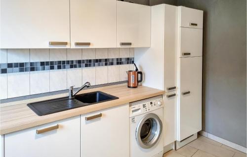 2 Bedroom Cozy Apartment In Kltze