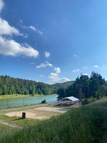 Tuvākā izklaides vieta, Apartmán na kraji lesa Všemina (Apartman na kraji lesa Vsemina) in Všemina