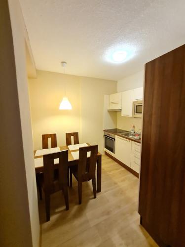 virtuve, Apartmán na kraji lesa Všemina (Apartman na kraji lesa Vsemina) in Všemina