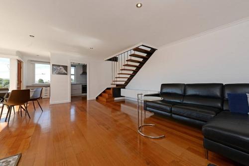 Scenic Sandy Bay Villa close City