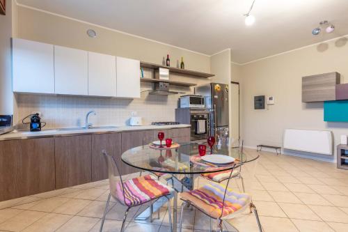 廚房, HOST4U - CASA CLAUDIO, Appartamento a Melegnano con Garage Auto in 梅萊尼亞諾