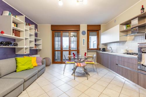 廚房, HOST4U - CASA CLAUDIO, Appartamento a Melegnano con Garage Auto in 梅萊尼亞諾
