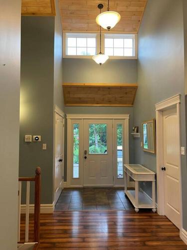 Előcsarnok, WELCOME TO BURNT RIVER ESTATE in Kawartha Lakes