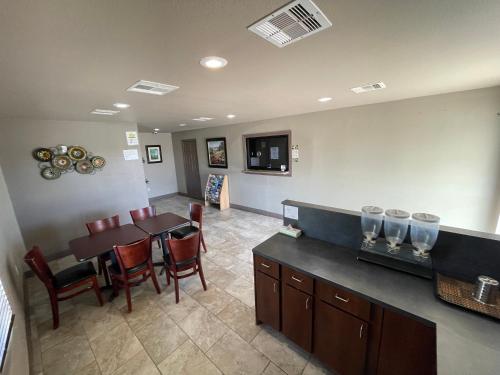 Western Inn - image 12
