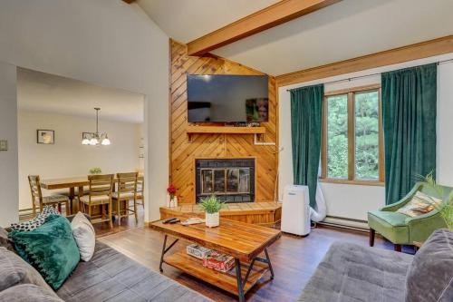 Cute & Cozy Poconos Escape in Lake Harmony in Lake Harmony, USA