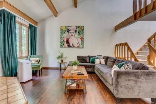 Cute & Cozy Poconos Escape in Lake Harmony in Lake Harmony, USA