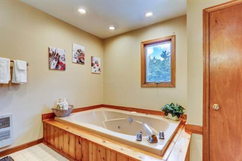 Cute & Cozy Poconos Escape in Lake Harmony in Lake Harmony, USA