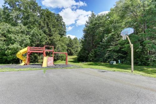 Cute & Cozy Poconos Escape in Lake Harmony in Lake Harmony, USA