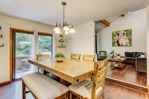 Cute & Cozy Poconos Escape in Lake Harmony in Lake Harmony, USA