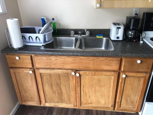 Shady Willow Guest House - Private Small Compact Rooms with separate entrance for Tourist and Travellers only in Chilliwack, Canada