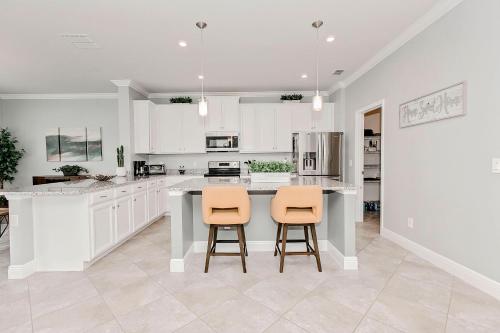 Spacious 4 Bed Home near Orlando Gated Pool Access in Sanford, USA