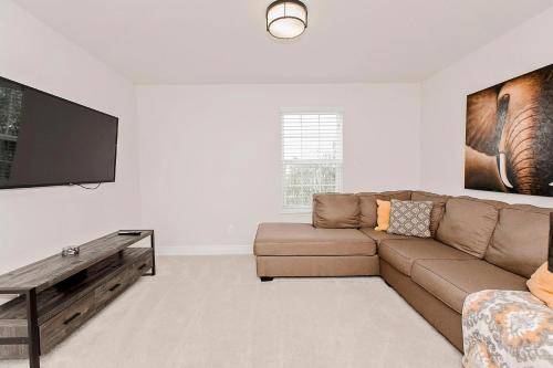 Spacious 4 Bed Home near Orlando Gated Pool Access in Sanford, USA