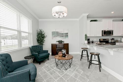Spacious 4 Bed Home near Orlando Gated Pool Access in Sanford, USA