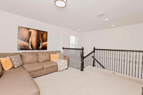 Spacious 4 Bed Home near Orlando Gated Pool Access in Sanford, USA