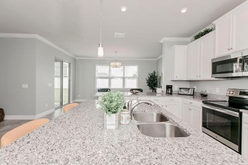 Spacious 4 Bed Home near Orlando Gated Pool Access in Sanford, USA