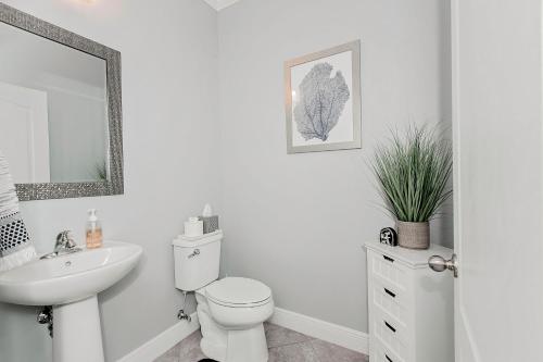 Spacious 4 Bed Home near Orlando Gated Pool Access in Sanford, USA