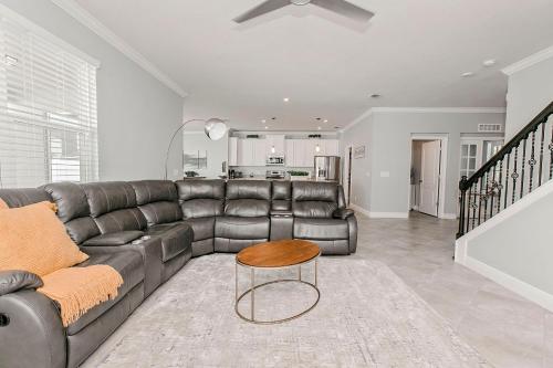 Spacious 4 Bed Home near Orlando Gated Pool Access in Sanford, USA