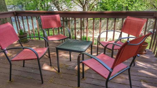 Erkély/terasz, New listing! ON 62-acre Broad Ripple park/ less than a mile from Broad Ripple village. near Holliday Park