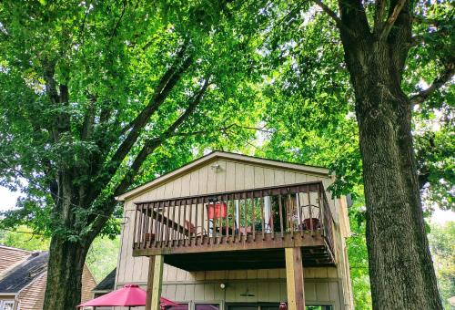 Erkély/terasz, New listing! ON 62-acre Broad Ripple park/ less than a mile from Broad Ripple village. near Holliday Park