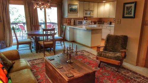 Sport és szabadidő, New listing! ON 62-acre Broad Ripple park/ less than a mile from Broad Ripple village. near Holliday Park