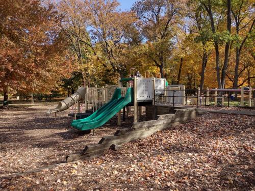 Programlehetőségek, New listing! ON 62-acre Broad Ripple park/ less than a mile from Broad Ripple village. near Holliday Park