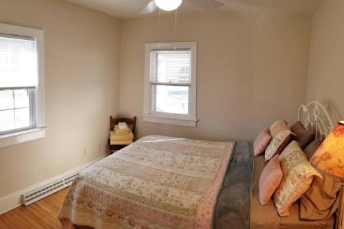 Private Lakeview Cottage and 2 Farmhouse Apartments near Rt 80 easy to NYC in Blairstown, USA