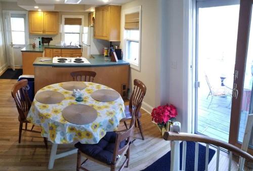 Private Lakeview Cottage and 2 Farmhouse Apartments near Rt 80 easy to NYC