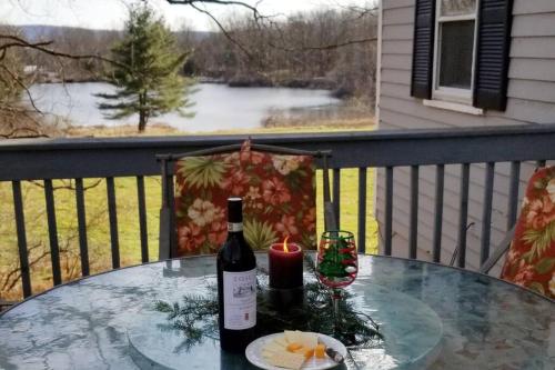 Private Lakeview Cottage and 2 Farmhouse Apartments near Rt 80 easy to NYC