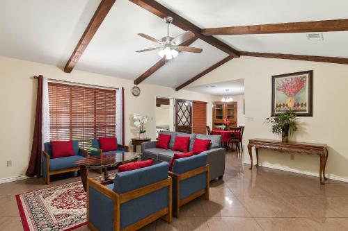 B&B McAllen - Fully Furnished 4 Bed 3 Bath Home with Pool - Bed and Breakfast McAllen