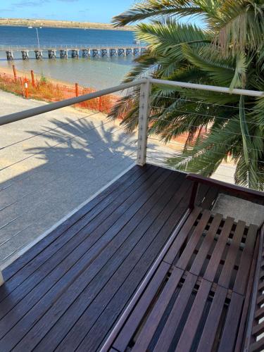 Skats, Beachside & Jetty View 7 - Sea Eagle Nest Apartment in Streaky Bay