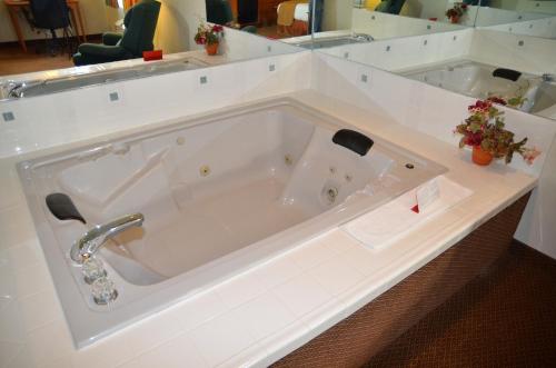 熱水浴缸, 休倫港貝蒙特套房酒店 (Baymont by Wyndham Port Huron) in 休倫港