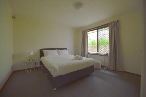 DingDing upst-airs yellow House Free parking - Accommodation - Sandy Bay