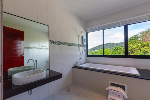 room detail thumbnail 2