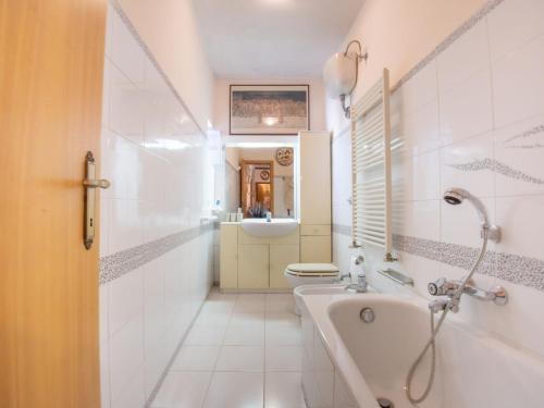 Bathroom, Apartment D'Aurora by Interhome in Pettorano Sul Gizio