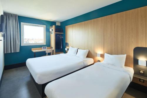 1 queen bed, 1 twin bed