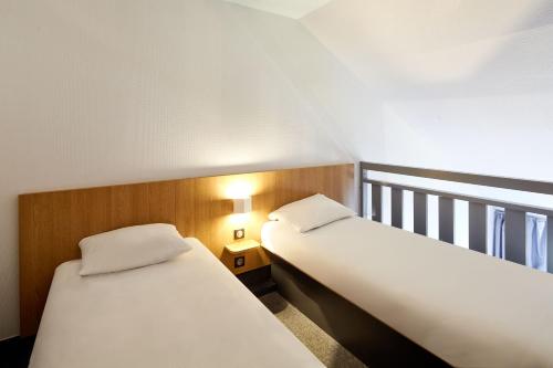 1 queen bed, 2 twin beds