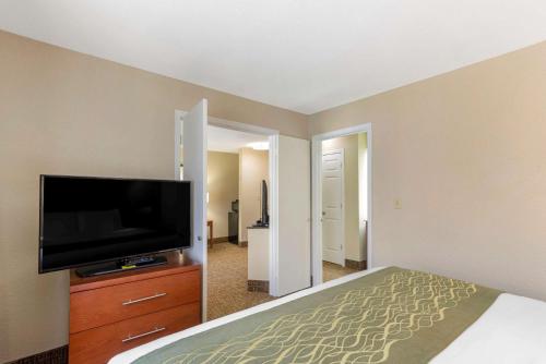 Comfort Inn & Suites - near Robins Air Force Base Main Gate