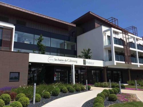 Cabourg-La mer à vos pieds et la thalasso à 50 m Cabourg-La mer à vos pieds et la thalasso à 50 m