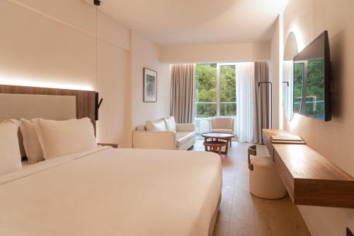 1 queen bed, 1 sofa bed