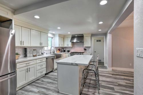 Modesto Home with Deck - 2 Mi to Vintage Faire Mall in Sisk