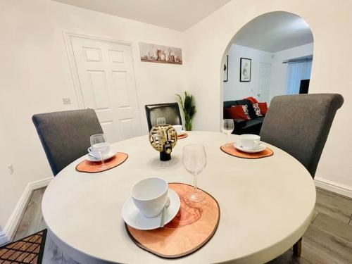 Plantsbrook Place - Luxury 4 bed House + Parking, Birmingham (photo 9)