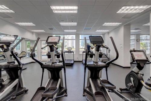 3BR Airbnb Friendly Condo with Ocean View and Balcony in Miami, USA