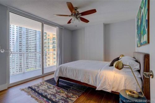 3BR Airbnb Friendly Condo with Ocean View and Balcony in Miami, USA