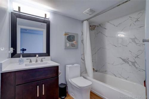 3BR Airbnb Friendly Condo with Ocean View and Balcony in Miami, USA