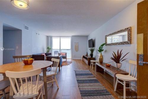 3BR Airbnb Friendly Condo with Ocean View and Balcony in Miami, USA