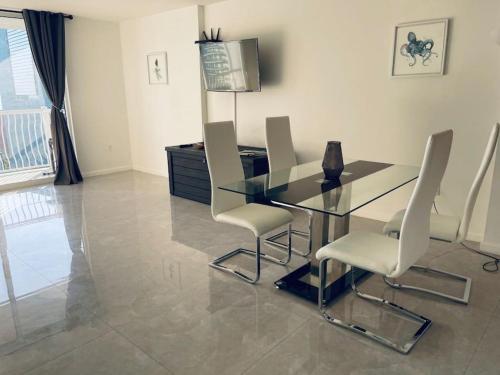 Airbnb-friendly Balcony Brickell Condo with parking in Miami, USA