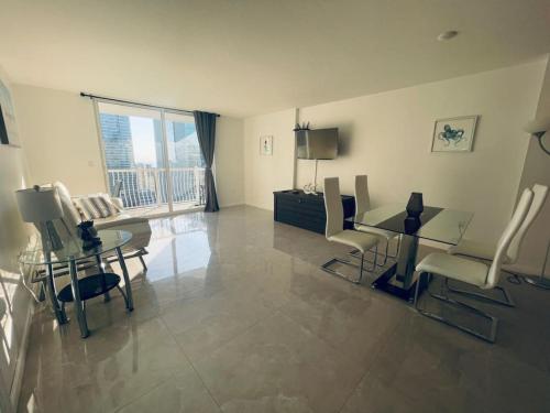 Airbnb-friendly Balcony Brickell Condo with parking in Miami, USA