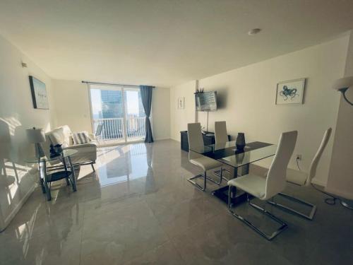 Airbnb-friendly Balcony Brickell Condo with parking in Miami, USA