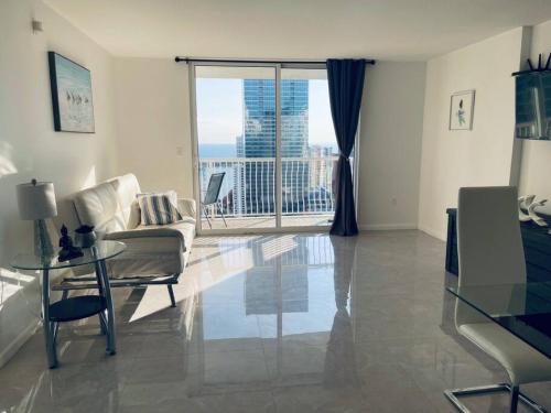 Airbnb-friendly Balcony Brickell Condo with parking in Miami, USA